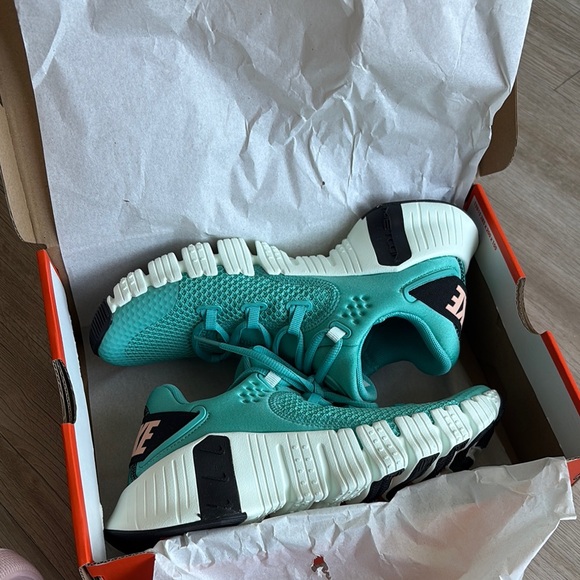 Nike Blue and Black Athletic Shoes with Breathable Mesh - Picture 5 of 6